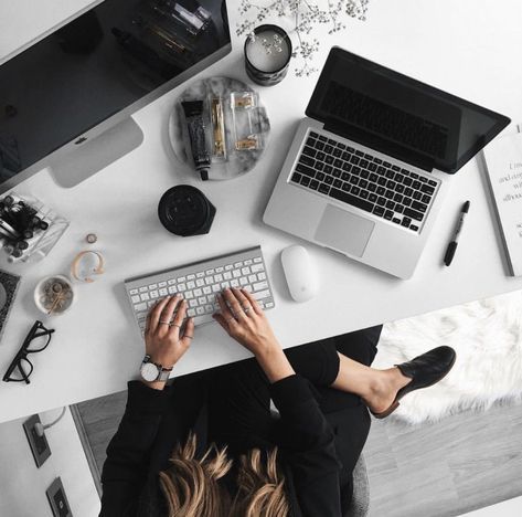 This may contain: a person typing on a computer keyboard with the words marketing muda vidas above it